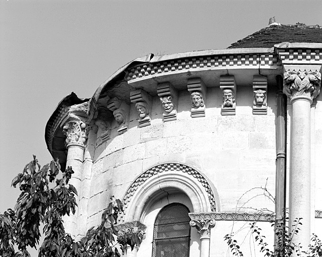 Chapelle, élévation sud, 3ème travée depuis l'ouest : chapiteaux et modillons.