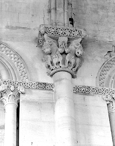 Chapiteau provenant de l'église paroissiale et utilisé en remploi dans la chapelle du château (chapiteau 9) : lions.