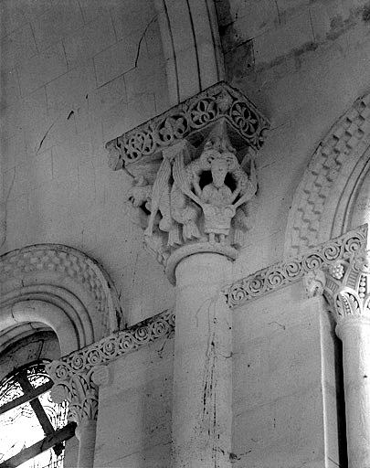 Chapiteau provenant de l'église paroissiale et utilisé en remploi dans la chapelle du château (chapiteau 2).