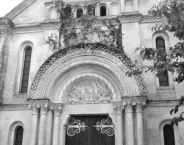 Chapelle, détail du tympan et de la voussure du portail.