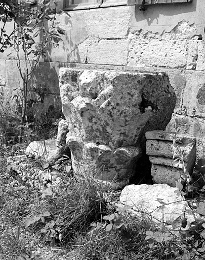 Chapiteau provenant de l'église paroissiale et déposé dans le parc du château.