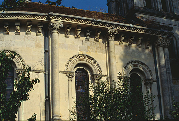 Chapelle, élévation sud, 2ème travée depuis l'ouest : chapiteaux et modillons.