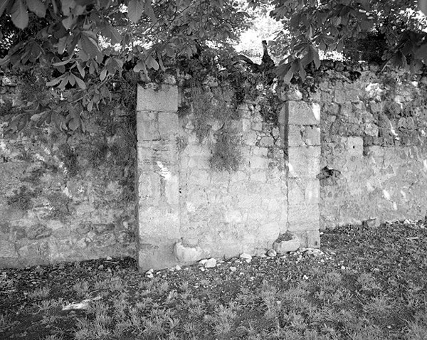 Porte murée à pont levis, dans les fortifications d'agglomération.