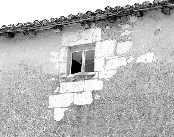 Batiment sud, élévation sud sur rue, fenêtre ouest à l'étage avec linteau en accolade.