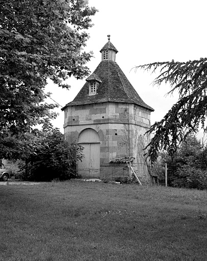 Pigeonnier, vue prise du nord ouest.