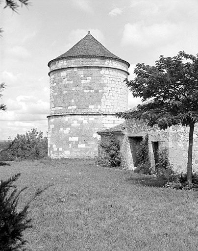 Lagrange, pigeonnier, vue d'ensemble.