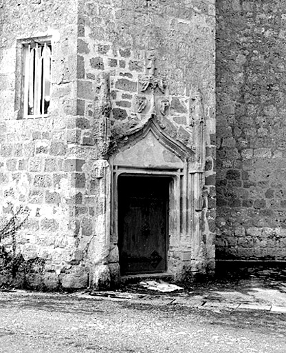 Logis, élévation nord sur cour : porte de la tour d'escalier.