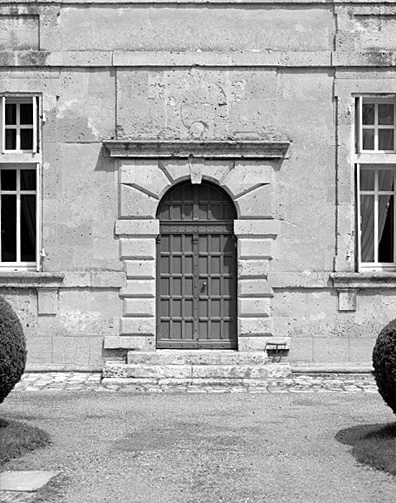 Corps de logis central, élévation sur cour : détail de la porte.