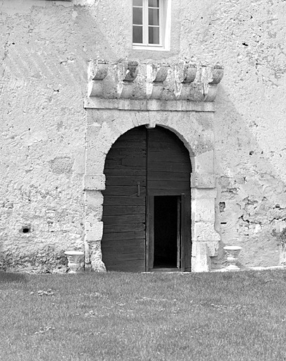 Aile sud est, élévation sud est : détail de la porte cochère surmontée d'une bretêche.