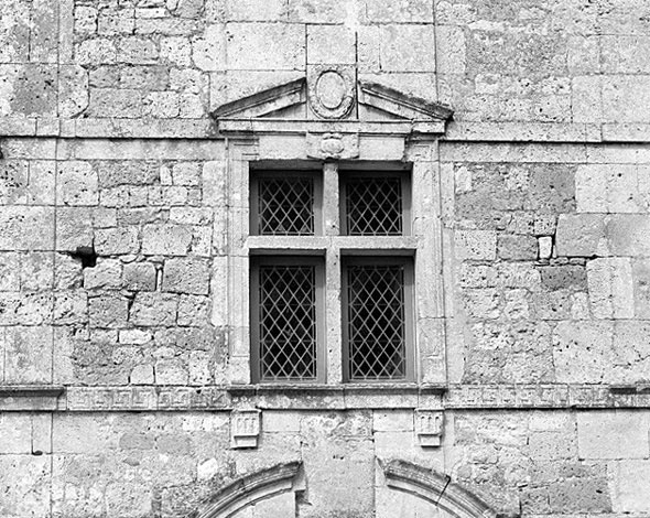 Pavillon d'escalier, élévation sud : détail de la fenêtre du 1er étage.