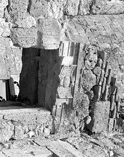 Aile ouest du logis, élévation sud, fenêtre du 1er étage : détail du cartouche ornant le linteau.