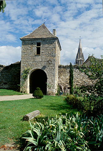 Pavillon d'entrée et mur d'enceinte, élévation nord-ouest sur cour.