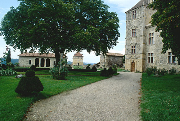 Vue d'ensemble des bâtiments depuis la cour, vue prise du sud-est.