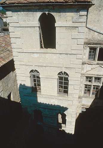 Vue de la cour et élévations sur cour.