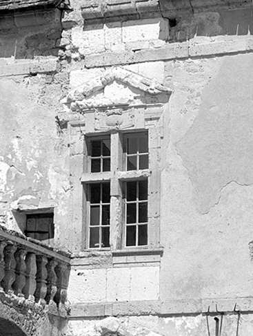 Corps de logis sud, élévation sur cour, travée gauche, fenêtre du 1er étage.