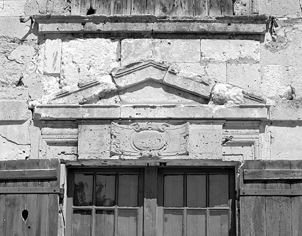 Corps de logis sud, élévation sur cour, travée droite, fenêtre du rez de chaussée : détail du fronton.