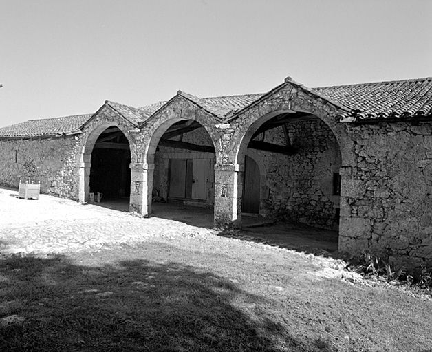 Dépendances : bâtiment sud, élévation sur cour, détail des arcades datées 1734.