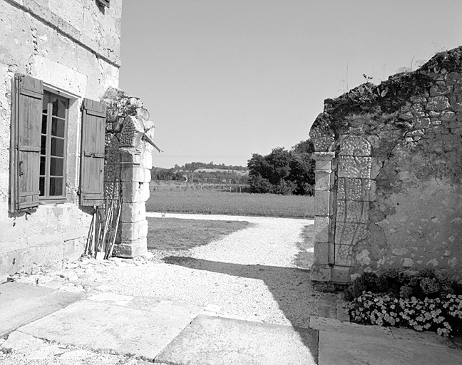 Mur d'enceinte sud est, porte donnant accès au jardin (remploi).