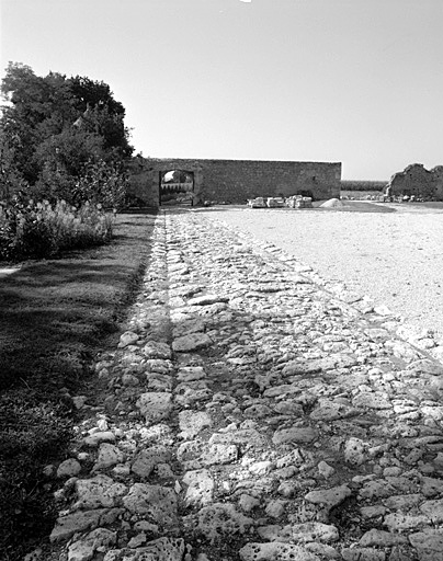 Cour du château : vue du chemin menant aux remises.