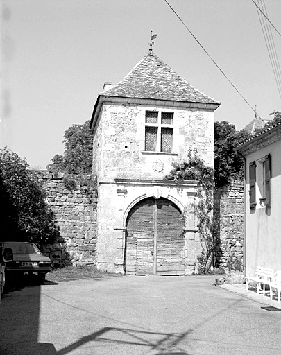 Pavillon d'entrée et mur d'enceinte, élévation sud est.