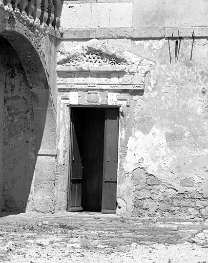 Corps de logis sud, élévation sur cour, travée gauche, porte.