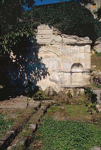 Jardin : élévation de la fontaine.