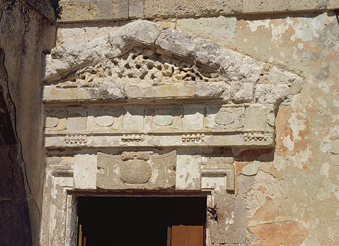 Corps de logis sud, élévation sur cour, porte : détail du fronton.