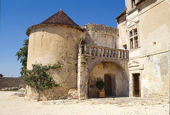 Logis, élévation sur cour, passage entre le corps de logis principal et la tour.