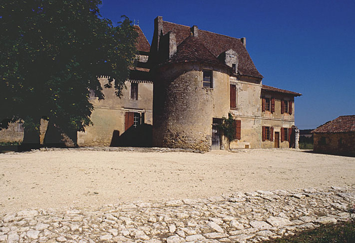 Tour et corps de logis nord, vue d'ensemble depuis le nord-ouest.