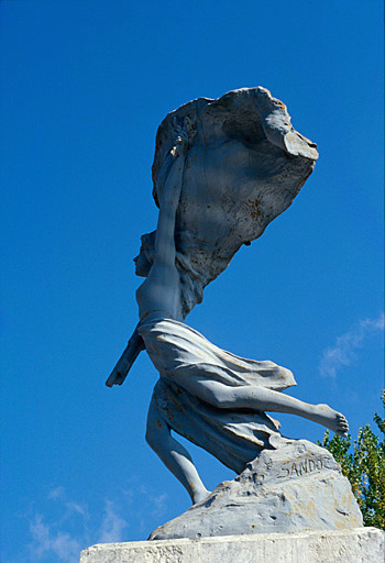 Détail de la sculpture vue de côté.