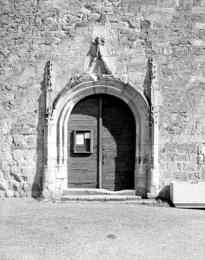 Eglise : portail ouest.