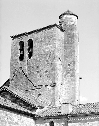 Eglise : clocher vu du sud-ouest.