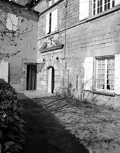 Porte sur l'élévation ouest.