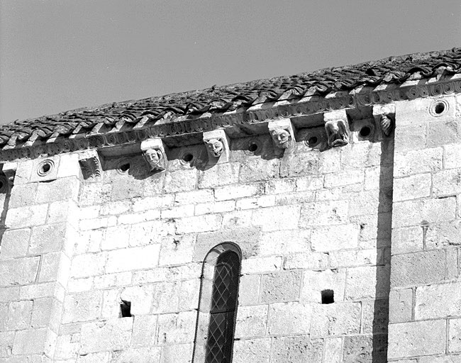 Eglise, élévation sud : 3e travée, modillons 13 à 18.