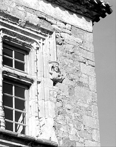 Bâtiment conventuel, élévation est, étage carré : fenêtre droite, détail (culot droit).