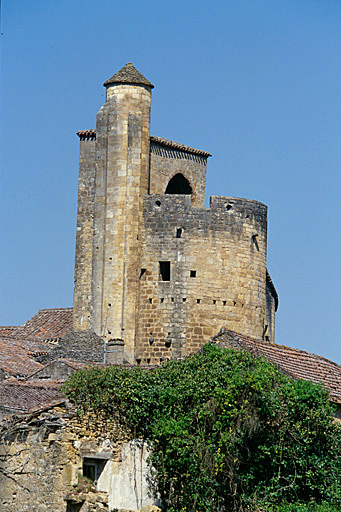 Eglise : clocher et salle fortifiée vus du sud.