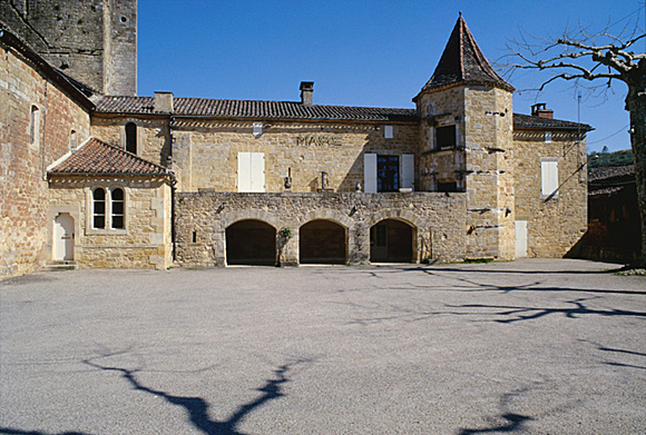 Vue d'ensemble de l'église et du bâtiment conventuel depuis l'ouest.