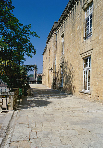 Partie d'élévation sud et terrasse supérieure.