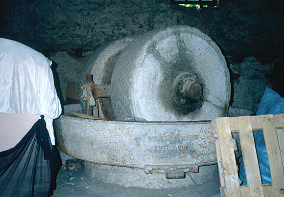 Anciennes meules à défiler les chiffons : DUVEAUX frères, Angoulême.