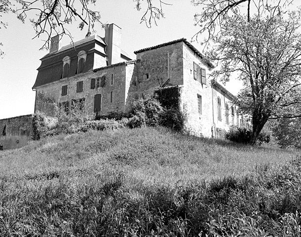 Logis, vue prise du sud ouest.