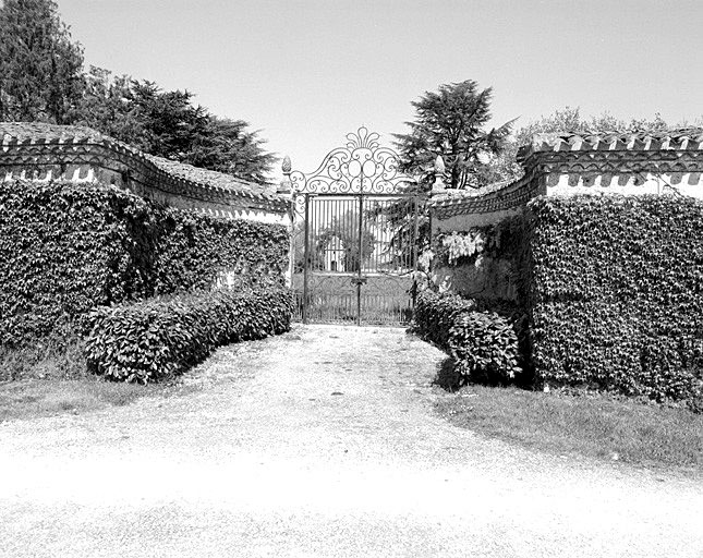 Aile nord de la cour, détail du passage vers le jardin.