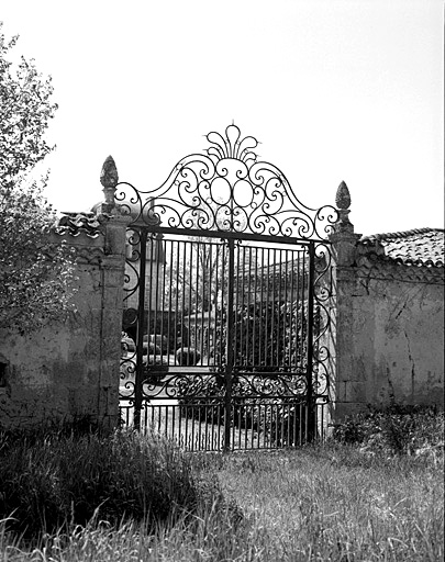 Aile nord de la cour, détail de la grille du jardin.