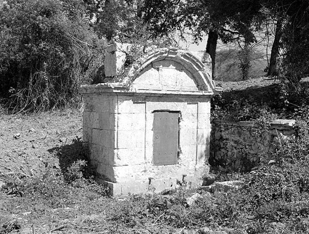 Fontaine, vue prise du sud ouest.