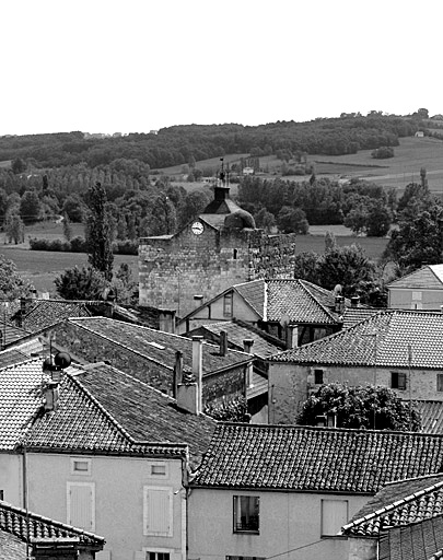 Tour sud, vue prise du nord ouest, depuis la tour nord.