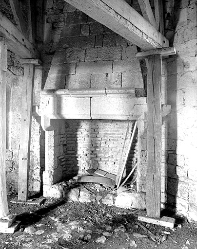 Tour nord, pièce d'habitation au 2e étage : vue d'ensemble de la cheminée.