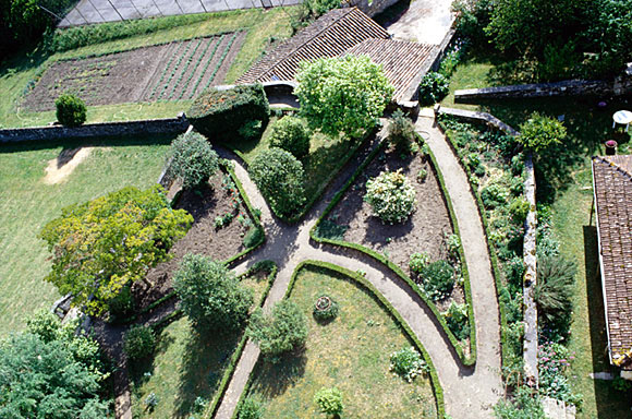 Jardin, vue des parterres depuis le donjon.