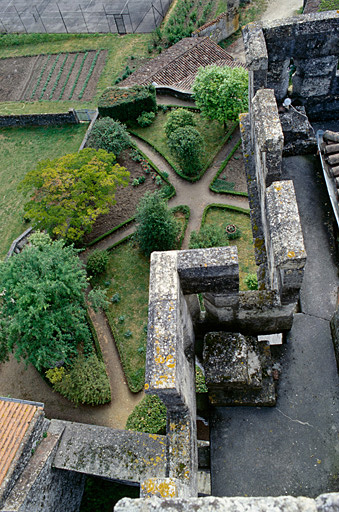 Jardin, vue des parterres depuis le donjon.