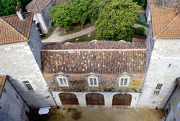 Vue prise depuis le donjon vers l'ouest (tour sud-ouest, vestibule, tour nord-ouest) : élévations sur la cour.