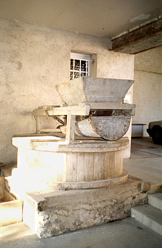 Moulin à chaux : en bas, à gauche, volant de manoeuvre de la vanne motrice.