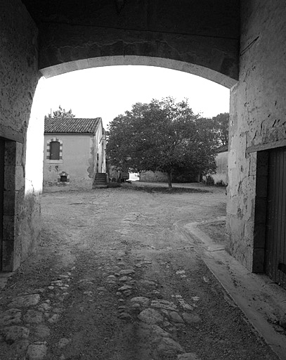 Dépendances : passage couvert donnant accès à la cour.